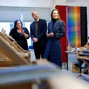 竞足-凯特王妃玩冰壶开怀大笑，高挑个子穿本土品牌，与威廉亲昵搂腰|苏格兰|伦敦|英国|威尔士|凯特·米德尔顿_新浪体育_新浪新闻